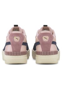 Różowe i granatowe sneakersy z zamszowym i gładkim wykończeniem, teksturowaną podeszwą zewnętrzną oraz złotymi akcentami logo na wyściełanym tabie piętowym.