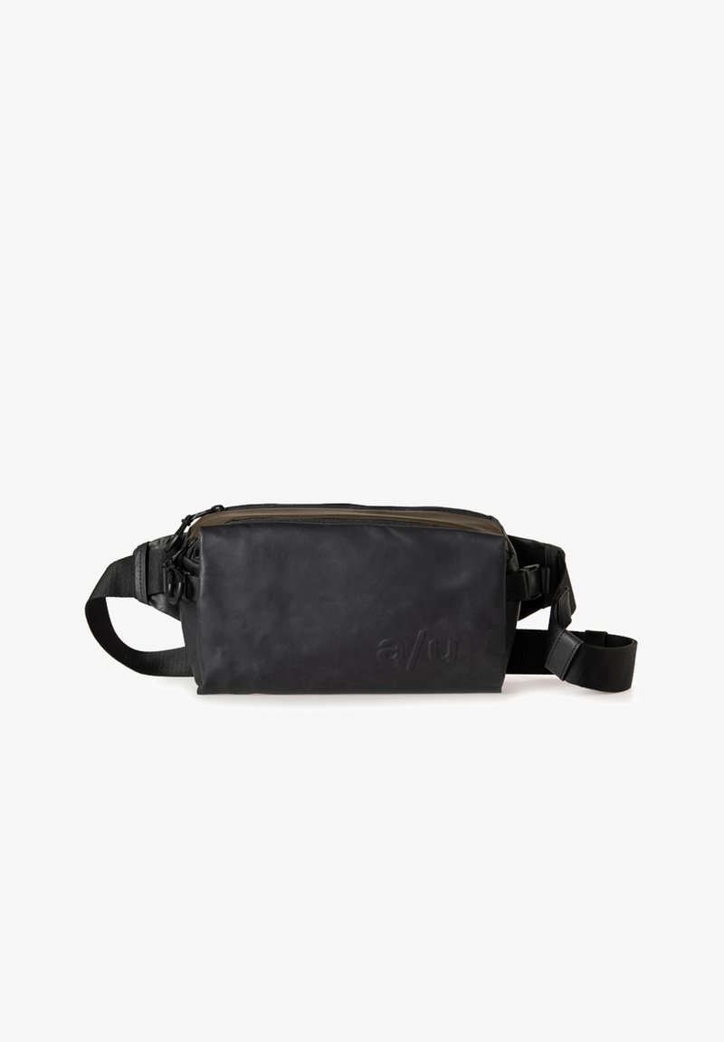 Borsa a tracolla nera in pelle con cintura regolabile, chiusura a zip superiore e logo impresso. Texture liscia con design minimalista.