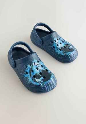 Saboti din cauciuc albastru cu grafice stropite și un design cu minge de fotbal. Partea din spate este deschisă, cu găuri de ventilație, tălpi texturate pentru aderență.