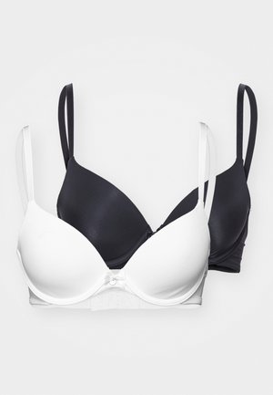 Zwei BHs, einer weiß und einer schwarz, beide mit glatten, gepolsterten Cups, verstellbaren Trägern und einem Haken- und Ösenverschluss auf der Rückseite.