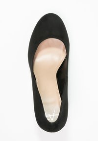 Černé nubukové lodičky na vysokém podpatku s otevřenými stranami, kulatou špičkou, béžovou stélkou a subtelným logem na stélce. Hladký povrch po celé délce.