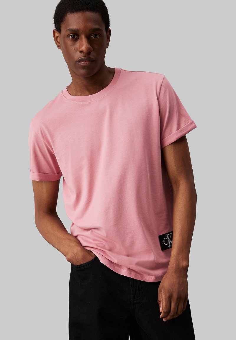 Calvin Klein Jeans BADGE TURN UP SLEEVE - Camiseta básica - rose dusk