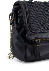 Sort læderhåndtaske med en vævet tekstur på klappen, kædedetalje og hardware i guldtoner. Har en lynlåslukning og sidelommer.