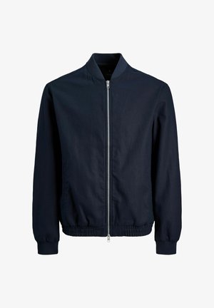 Tumesinine pommitaja jope, esiosal lukuga, elastsete varrukasäärte ja alläärega ning klassikalise kraega. Valmistatud siledast kangast, millel on veidi tekstuuriga viimistlus.