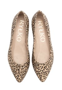 Baleriny w print z panterą z ostrym noskiem, wykonane z gładkiego materiału. Jasnobeżowa podstawa z ciemno-brązowymi plamkami oraz teksturowaną wkładką.