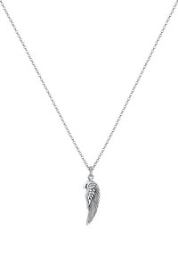 Collar de plata con un colgante en forma de ala que presenta detallados patrones de plumas, unido a una delicada cadena con eslabones redondos.