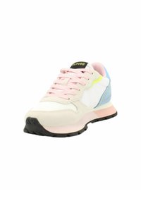 Sneaker con una toma in rete bianca, accenti in suede beige, lacci rosa pastello, dettagli gialli e blu, e una suola in gomma nera.
