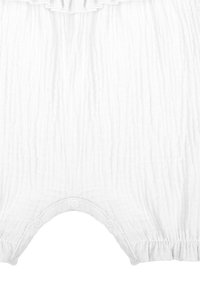 Biały bawełniany kombinezon o pofałdowanej fakturze, z elastycznymi otworami na nogi i zatrzaskami na dole ułatwiającymi ubieranie.