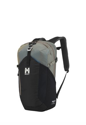 Sac à dos de la marque Millet en gris et noir, avec bretelles rembourrées, fermeture à boucle à l'avant et compartiments zippés pour une utilisation en plein air.