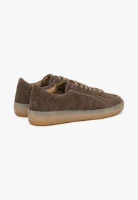 Bruine nubuck sneakers met een zeer lage ontwerpen, met een ronde neus, tonale veters en een transparante gumzool. Naaddetails langs de zijkanten.