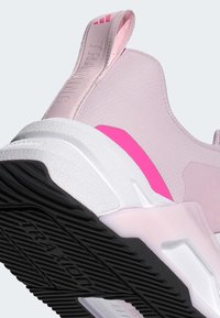 Ροζ και λευκό εκπαιδευτικό παπούτσι με υφασμάτινο άνω μέρος με υφή, εμφανές τακούνι και παχύ ελαστικό πέλμα με βαθιά αυλάκια για καλύτερη πρόσφυση.