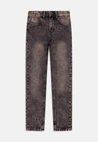Jeans de mezclilla negra con un patrón gastado y descolorido. Corte recto, diseño de cinco bolsillos, cierre con botón de metal y detalles de costura en contraste.