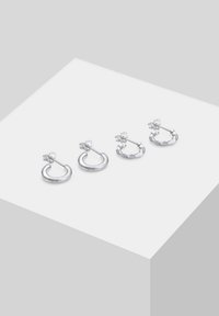 Set mit vier silbernen Creolen in verschiedenen Formen: klassisch, strukturiert und mit glatter Oberfläche, mit sicheren Steckverschlüssen.