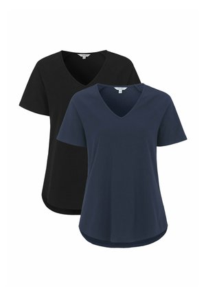 Twee V-hals T-shirts in zwart en donker navy. Korte mouwen, afgeronde zoom, gemaakt van zachte katoenen stof. Eenvoudige, effen kleuren zonder patronen.