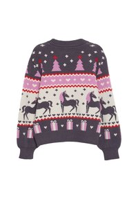 Un pull en tricot gris avec un motif festif comprenant des licornes, des arbres roses, des accents rouges, des cœurs et des boîtes cadeaux, avec des poignets et un ourlet côtelés.