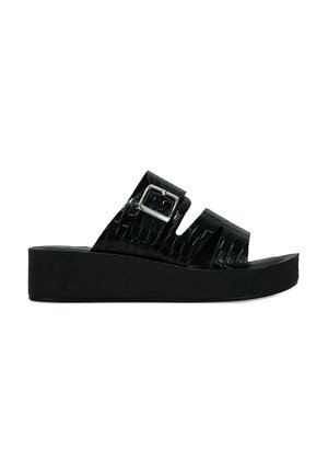Sandalias de plataforma negras con dos tiras anchas de textura de cocodrilo y una hebilla plateada. La suela tiene textura para mayor agarre.
