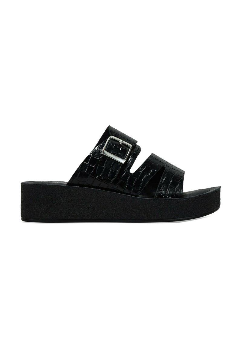 Sandalias de plataforma negras con dos tiras anchas de textura de cocodrilo y una hebilla plateada. La suela tiene textura para mayor agarre.