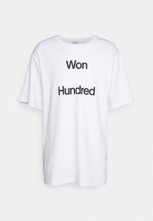 Valkoinen lyhythihainen t-paita, jossa musta teksti "Won Hundred" painettuna edessä.