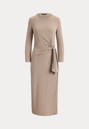 Lichtbeige langetermijnoverhemdjurk met een ronde halslijn, knoopdetail bij de taille en een rechte midi-lengte silhouet gemaakt van zachte stof.