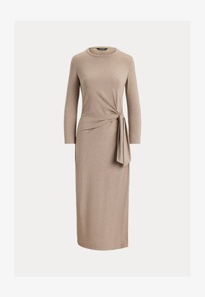 Helebeige pikkade varrukatega kleit, ümmarguse dekolteega, vöökoha sõlme detailiga ja sirge midi-pikkuse siluettiga, valmistatud pehmest kangast.