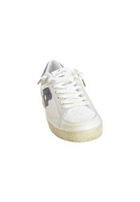 Sneaker bianca con accenti grigi, materiali in tessuto e pelle, lacci piatti, suola testurizzata e area della punta perforata.