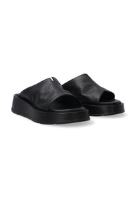 Zwarte leren slip-on sandalen met een open teen, minimalistisch design, brede band en een dikke, gestructureerde zool voor ondersteuning.