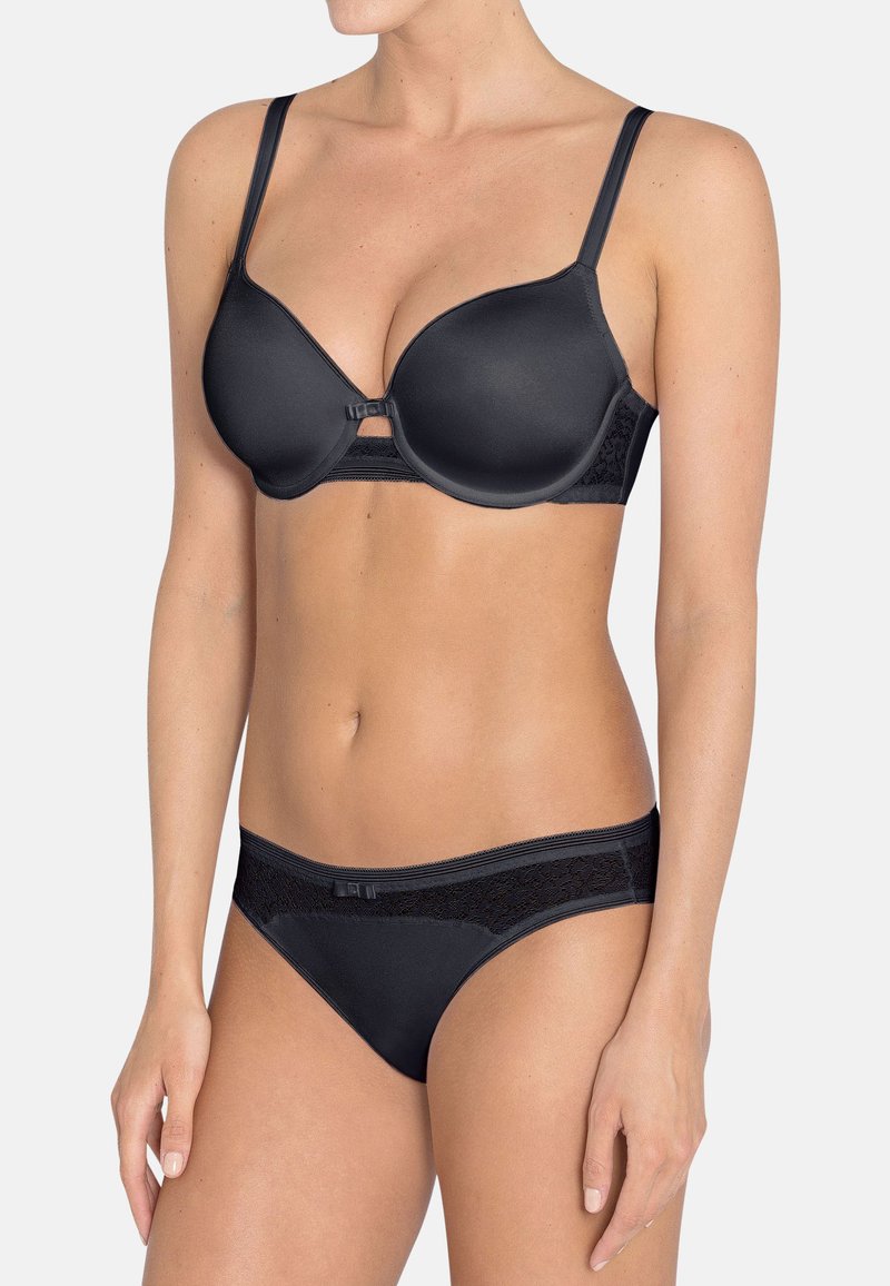 Conjunto de lencería negra con sujetador acolchado de tirantes ajustables y detalles de encaje, combinado con una braga a juego con ribetes de encaje.