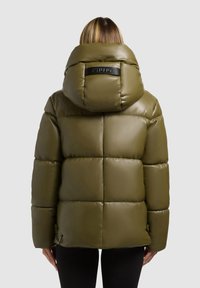 Olivgrüne Pufferjacke mit großer Kapuze, gestepptem Design und genähten Panels. Verfügt über ein Markenlabel auf der Rückseite und seitliche Verstellmöglichkeiten.