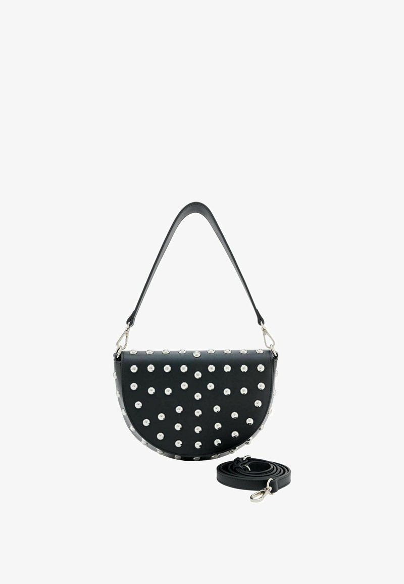 Sac à main en cuir noir en forme de demi-lune, avec des rivets argentés espacés uniformément sur le devant et une bandoulière amovible.