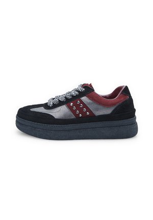 Sneaker nera e bordeaux con tomaia in suede testurizzato, dettagli metallici argento e grandi pietre decorative sui lacci. Suola in gomma spessa.