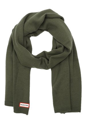 Écharpe tricotée vert foncé avec une étiquette rectangulaire portant la mention "HUNTER" en lettres noires sur fond blanc avec une bordure rouge.