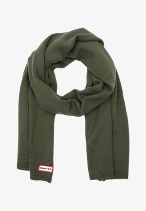 Écharpe tricotée vert foncé avec une étiquette rectangulaire portant la mention "HUNTER" en lettres noires sur fond blanc avec une bordure rouge.