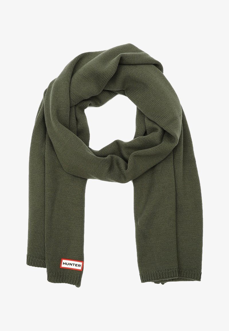 Écharpe tricotée vert foncé avec une étiquette rectangulaire portant la mention "HUNTER" en lettres noires sur fond blanc avec une bordure rouge.