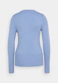 Hellblauer Pullover mit langen Ärmeln, gerippter Struktur und rundem Ausschnitt. Verfügt über ein gemustertes Strickdesign mit figurbetonter Silhouette.