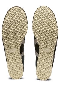 Podeszwowe buty z teksturowaną gumową powierzchnią; dominujący kolor czarny z jasnoszarymi paskami i logo. Posiadają wzór diamentowej faktury, zapewniający przyczepność.