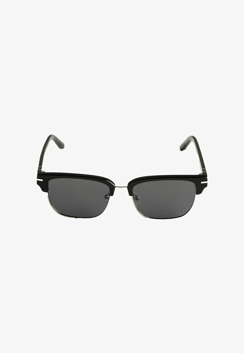 Lunettes de soleil à monture semi-cerclée noire avec des verres rectangulaires foncés et un pont fin en métal argenté, présentées sur un fond blanc.