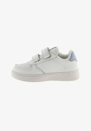 Baskets synthétiques blanches avec double fermeture Velcro, bout arrondi, semelle texturée et accent bleu clair au niveau du talon. Fini de surface lisse.