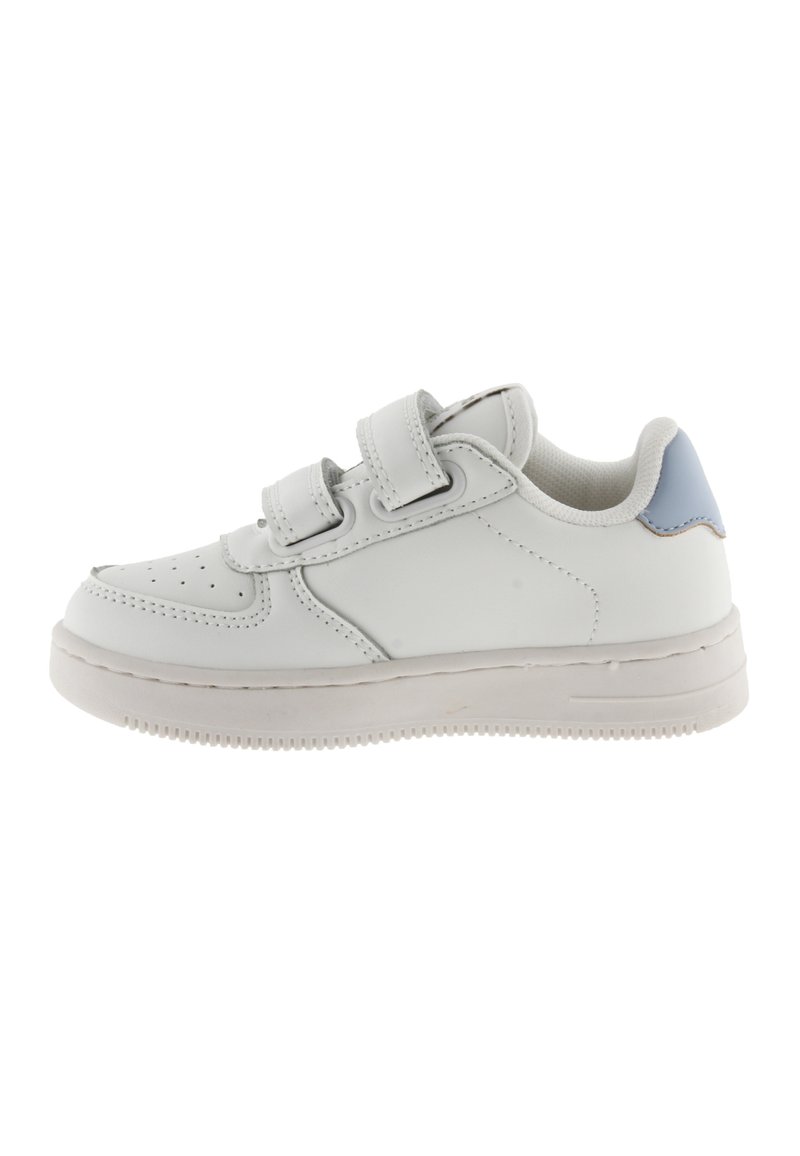 Witte synthetische sneaker met dubbele klittenbandsluitingen, afgeronde neus, gestructureerde zool en lichtblauwe accenten op de hiel. Gladde afwerking.