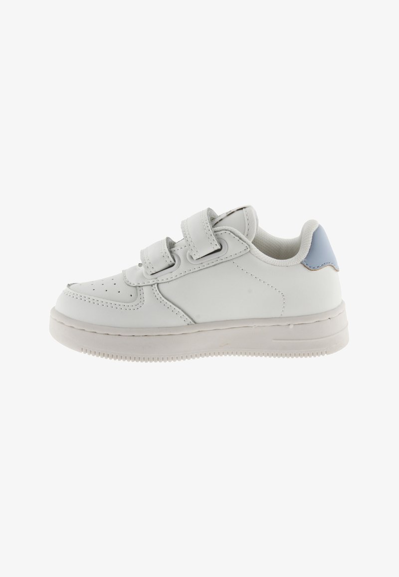 Witte synthetische sneaker met dubbele klittenbandsluitingen, afgeronde neus, gestructureerde zool en lichtblauwe accenten op de hiel. Gladde afwerking.