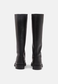 Černé kožené vysoké boty po kolena s hladkým povrchem, elegantním designem a odolnou podrážkou se šitými detaily podél okraje.