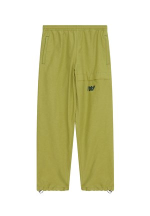 Pantalones jogger verdes claros de tejido suave, con bolsillos laterales, cinturilla elástica y cordones en los puños. Detalle del logotipo en el lateral.