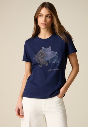Oltre CON APPLICAZIONI - T-shirt con stampa - blu