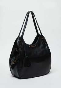 Sac à main en cuir noir de forme arrondie, avec deux longues sangles, des accents en métal doré et une surface texturée. Il comporte une poche zippée sur le côté.