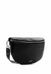 Borsa a tracolla nera in pelle con forma arrotondata, superficie testurizzata, chiusura con zip argentata e tracolla regolabile. Presenta il logo del brand nella parte inferiore.