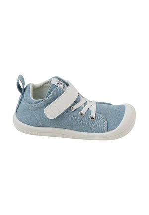 Scarpa da bambino azzurro chiaro con suola in gomma bianca, lacci elastici bianchi e strap bianco in velcro, vista laterale.