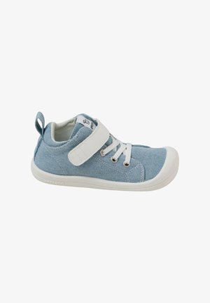 Scarpa da bambino azzurro chiaro con suola in gomma bianca, lacci elastici bianchi e strap bianco in velcro, vista laterale.