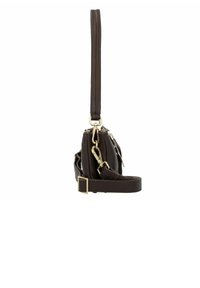 Borsa a spalla in pelle marrone con tracolla rimovibile, caratterizzata da hardware tono oro e una finitura testurizzata. Design compatto con chiusura a zip.