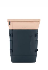 Batoh s růžovým horním dílem a tmavě modrým tělem, vybavený nastavitelnými popruhy, kapsou na zip a rolovacím uzávěrem pro snadný přístup.