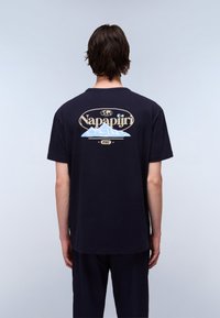 Navy cotton t-shirt featuring a large graphic on the back with mountains, "Napapijri" text, and a vintage year "1987" below the design.