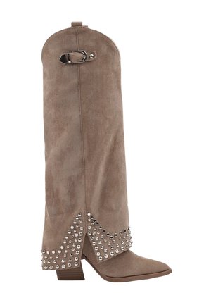Botte haute en daim taupe avec talon bas, bout pointu, rivets argentés le long des fentes latérales et une boucle décorative près du haut.
